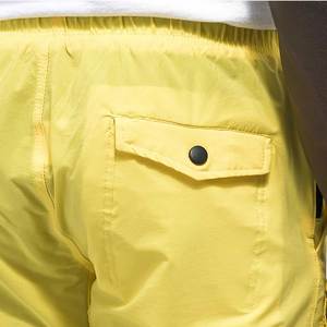 กางเกงคาร์โก้สีเหลืองน้ำหนักเบาคุณภาพสูงสำหรับผู้ชาย สไตล์สตรีทแวร์ เอวยางยืด ลำลอง มีกระเป๋าหลายช่อง ผ้าฝ้าย รับสกรีนโลโก้ - Product Image 4