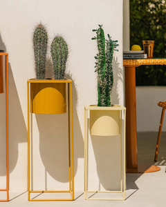 Ensemble moderne de trois supports de plantes en métal avec pots cylindriques orange, jaune et crème, supports de plantes géométriques en fer pour l'intérieur - Product Image 4