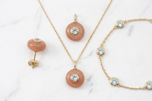 Suministro al por mayor de colgantes de piedra lunar de melocotón con incrustaciones de circonita azul redonda, chapado en oro de 18k, para minoristas, proveedor versátil de joyería - Product Image 4