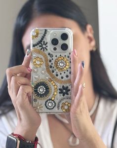 Coque de protection transparente en TPU pour smartphone, ornée de perles de verre et de sequins, motif médaillon circulaire noir et or, faite à la main - Product Image 5