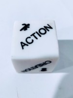 Dés de jeu en résine faits à la main, designs personnalisés pour les jeux d'enfants.