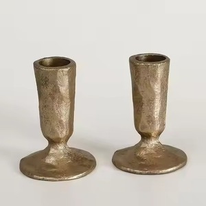 Support à bougie décoratif en métal, bougeoir moderne, pièce d'appoint intérieure pour la maison - Product Image 1