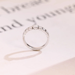 Anillo de Eternidad de Oro Blanco con Corazón y Diamante Cultivado en Laboratorio con Corte Esmeralda - Product Image 5