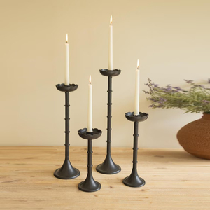 Porte-bougies coniques Abacus noir mat, avec tiges côtelées et coupelles en forme de pétales, inspirés du bambou, en quatre hauteurs graduées variées - Product Image 2