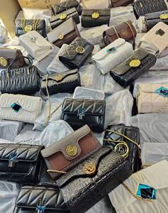 Lotes de Bolsos de Mujer Variados al por Mayor, Bolsos Elegantes con Diseños Aleatorios, Nuevos, Liquidación de Existencias de Ropa - Product Image 5