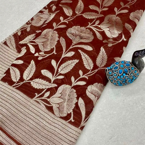 Sari de luxe en soie crêpe Khadi avec pallu en tissage Jari riche, pompons fantaisie, motif floral Jaal, bordure Jari doublée - Product Image 1