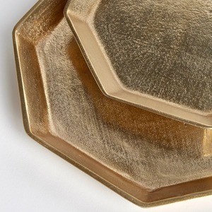 Plateau de service en métal au design moderne, motif feuille gravé, poli, décoratif, compatible micro-ondes, idéal pour les fêtes - Product Image 3
