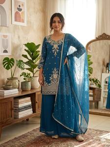 Nuevo Conjunto de Seda Romana Pesada Reversible, Elástico y Sin Arrugas, con Bordado y Lentejuelas para Boda y Diwali, Top y Pantalón con Dupatta - Product Image 2