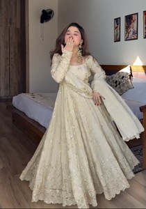 Magnífico vestido étnico de seda Chinon con intrincados adornos de lentejuelas y moti, mangas largas, pantalones de seda y una rica dupatta. - Product Image 2