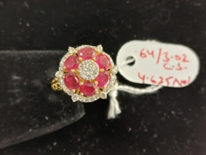 Anillo Floral de Lujo con Rubí Simulado en Oro de 14K y Halo de Circonitas Brillantes, Joyería Premium para Novias y Damas de Honor - Product Image 4