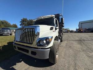 Tracteur routier diesel haute performance 6x4 avec cabine couchette pour le transport dans les zones éloignées - Product Image 4