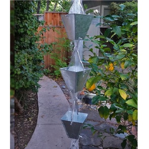 Chaîne de pluie unique en cuivre martelé, design simple et élégant pour le drainage de l'eau de pluie, idéale pour l'architecture extérieure contemporaine. - Product Image 4