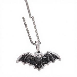 Colgante con Forma de Murciélago con Pedrería Negra, Plata 925 con Baño de Rodio, Estilo Neo Gótico, Unisex, para Uso Diario - Product Image 1