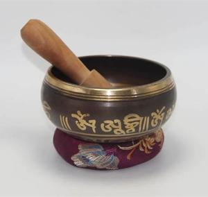 Cuenco tibetano antiguo marrón con relieve o martillado de colores para la salud y un sonido mágico - Product Image 1