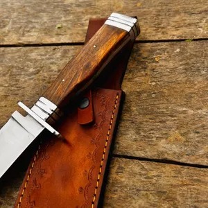 Couteau de chasse artisanal sur mesure en acier inoxydable de qualité industrielle avec lame à pointe arrondie dentelée, manche en bois et étui en cuir - Product Image 3