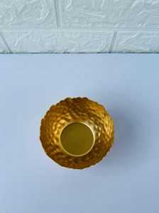 Cuenco de metal dorado de lujo con borde festoneado y acabado texturizado para uso decorativo - Product Image 4