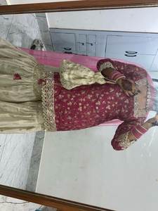 Salwar Kameez traditionnel en soie, entièrement brodé, prêt-à-porter, style culturel punjabi, couleurs magnifiques, idéal pour les mariages et les fêtes. - Product Image 5