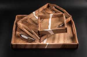 Plateau de présentation en bois et résine époxy de qualité supérieure, fait main, avec poignées en métal doré design, pour servir des aliments, des boissons et recevoir des invités - Product Image 6