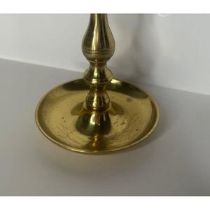 Le support en laiton aux tons chauds évoque la nostalgie et l'élégance intemporelle, offrant une façon raffinée d'intégrer des éléments métalliques dans la décoration. - Product Image 3