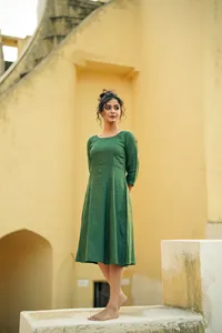 Vestido midi bohemio de lino y algodón verde sólido, corte en A, cuello redondo, informal, para mujer. - Product Image 3