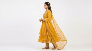 Robe Mehndi personnalisée pour femmes avec couleurs sur mesure, artisanat traditionnel et style élégant pour les fêtes de mariage - Product Image 5