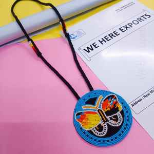 Collier pendentif papillon artisanal perlé avec perles aux couleurs vives jaune, orange, rouge, blanc, noir, bleu et cordon long - Product Image 4