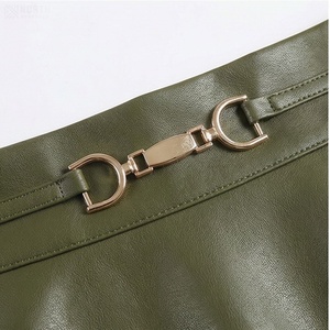 Jupe mini trapèze en similicuir PU pour femme avec ceinture, couleur unie brillante, taille normale, style toutes saisons - Product Image 4