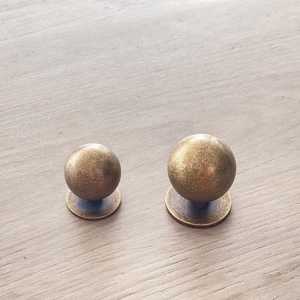 Poignées de tiroir en laiton artisanales de luxe, minimalistes, pour meubles de cuisine, armoires de salle de bain, commodes, garde-robes, écologiques - Product Image 1