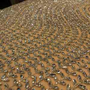 Tela de encaje de malla con pedrería de cristal ovalada grande, lentejuelas plateadas brillantes y bordado de perlas para vestido de pasarela de celebridades - Product Image 3