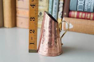 Carafe en cuivre de petite taille au design unique avec poignée courbée, idéale pour les repas en espace restreint et le service individuel, vente en gros depuis l'Inde - Product Image 6