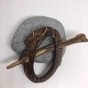 Épingle à cheveux en bois naturel faite à la main, artisanat en bambou et en bois pour les coiffures traditionnelles et modernes - Product Image 2