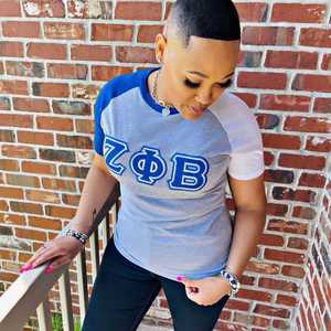 T-shirt à manches raglan Zeta Phi Beta, gris et bleu, broderie de lettres grecques, t-shirt pour femme, coupe décontractée et élégante - Product Image 4