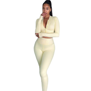 Ensemble sportif 2 pièces gris pour femme : haut zippé à manches longues et leggings taille haute en tricot uni de spandex et nylon - Product Image 3