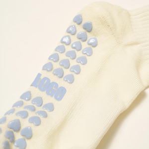 Chaussettes de Pilates personnalisées « Cute Matcha Addict », chaussettes de yoga en coton rayées avec grip princesse, chaussettes antidérapantes d'intérieur avec logo personnalisé - Product Image 4