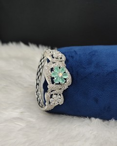 Bracelet ouvrable en forme de poire avec motif floral et diamants AD, en cristal brillant, pour femme, bijoux de mode raffinés pour mariée traditionnelle - Product Image 5