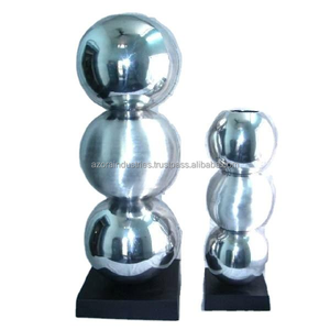 Jarrón de aluminio fundido estilo tres esferas con pulido de espejo disponible en acabado mate también maceta para decoración del hogar de Azora Industries - Product Image 3
