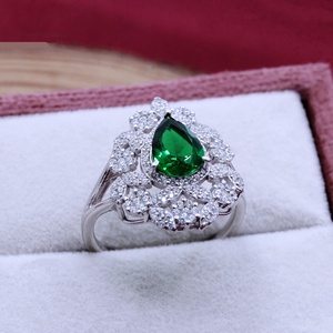 Bague à anneau fendu en argent sterling 925 avec zircone cubique vert poire et halo floral, vente en gros, Memoria Jewels - Product Image 2
