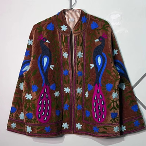 Chaqueta Suzani de Terciopelo Bordada a Mano con Diseño de Aves Indias, Estilo Boho, Chaqueta Suzani de Terciopelo con Diseño de Pavo Real Bordado - Product Image 1