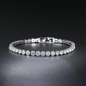 Bracelet tennis entièrement serti de diamants, plaqué or, réglable, avec diamants taille brillant rond et sertissage en canal - Product Image 4