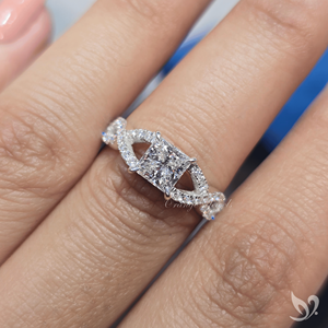 แหวนเพชรทรงปรินเซสคัท 1 กะรัต เพาะเลี้ยงในห้องปฏิบัติการ รับรองโดย IGI ดีไซน์แบบสปลิตทวิสต์ประดับเพชรแบบพาเว่ แหวนหมั้นทองคำขาว 10K - Product Image 4