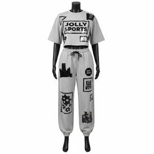 Ensemble haut court et pantalon de jogging pour femme en coton polyester gaufré 260 GSM, gris et noir, avec logo imprimé. - Product Image 1