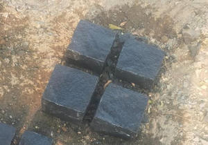 Pierres cubiques noires Kota de haute qualité avec des fissures naturelles sur tous les côtés pour l'aménagement paysager, le pavage des allées, des chemins, des allées, des designs de jardin - Product Image 2