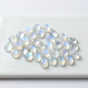 Venta al por mayor de piedras de luna arcoíris de 6x8mm, cabujones ovalados, gemas naturales de fuego azul con base plana para la fabricación de joyas - Product Image 3