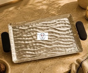 Plateau de service rectangulaire en métal martelé poli argenté, motif solide, écologique et luxueux, avec support pour boîte à serviettes – Innovation Artisanale - Product Image 2