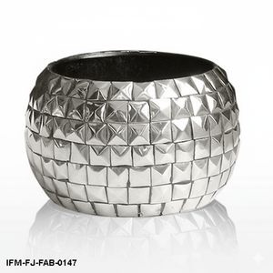 Bracelet manchette large clouté argenté style punk rock, avec rivets pyramidaux métalliques audacieux, pour femme - Product Image 1