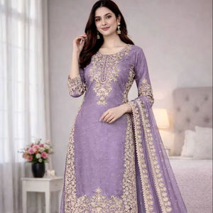 Ensemble de kurta en soie brodée par des designers, avec dupatta lourd, pour un look de fête et de mariage - Product Image 1