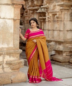 Sari Tradicional Indio de Seda para Mujer, Color Amarillo Dorado con Borde Rosa, para Bodas, Largo hasta el Suelo, Corte Regular, Vestido Étnico - Product Image 2