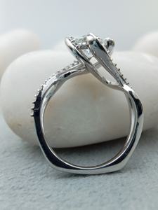 Anillo de Compromiso al por Mayor con Diamante Moissanita Corte Princesa y Banda de Plata Esterlina, Joyería Fina Disponible al Mejor Precio - Product Image 3
