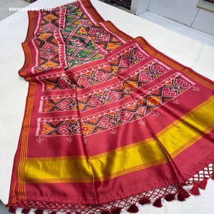 Neu eingetroffen: Reine Patola-Seide mit doppeltem Ikkat-Druck & Zari-Bordüre mit Lagdi-Pallu Saree-Set – Damenmode vom Exporteur - Product Image 1