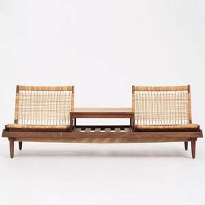 Banc de salon en bois massif artisanal avec assise en rotin tressé à la main, table d'appoint intégrée, design de mobilier contemporain et relaxant - Product Image 1